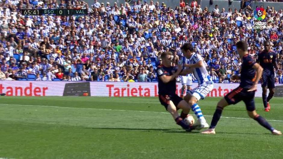 Penalti de Lato sobre Rubén Pardo en el Real Sociedad 0-1 Valencia