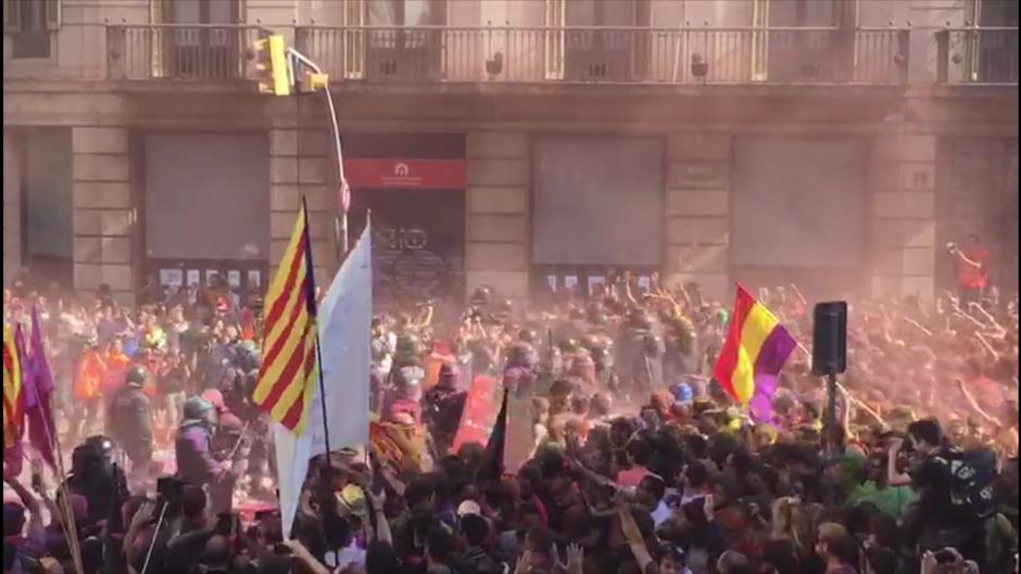 Cargas en Barcelona por las manifestaciones de independentistas y policías