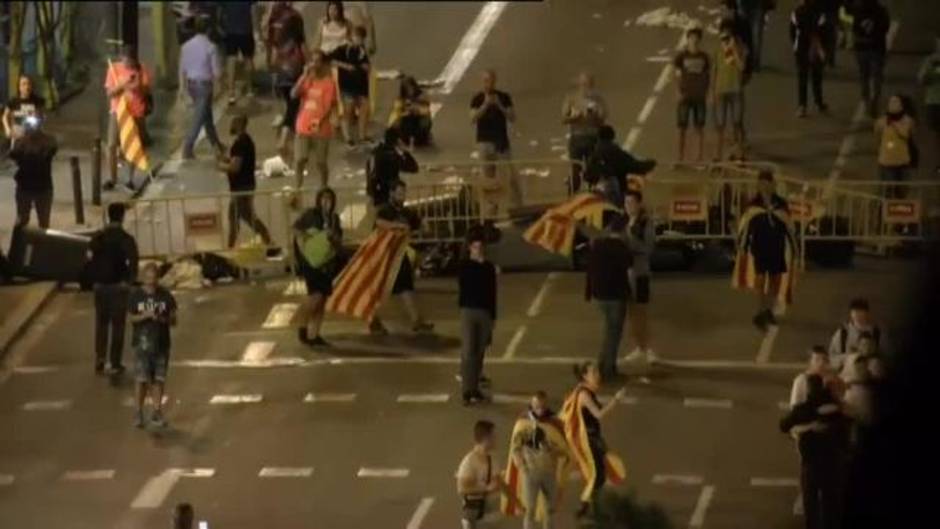 Enfrentamientos entre Mossos e independentistas en la vía Laietana de Barcelona