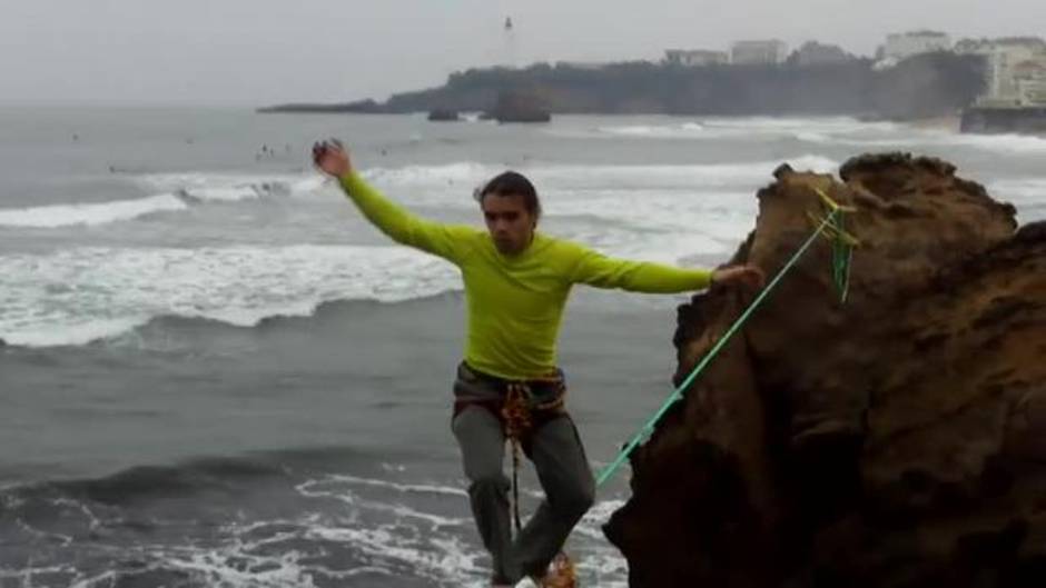 Slackline en los acantilados de Pasajes: 450 metros de puro vértigo