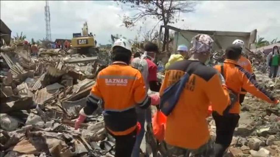 Continúa la búsqueda de los miles de desaparecidos tras el terremoto de Indonesia