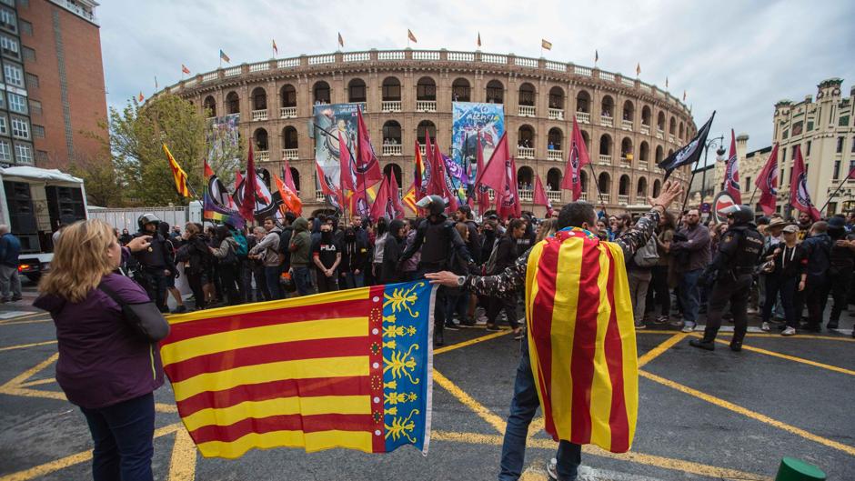 Grupos de extrema derecha lanzan gas pimienta para reventar las manifestaciones en Valencia