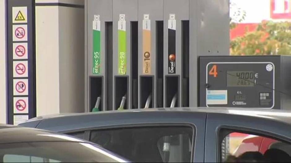 Hoy se estrenan las nuevas pegatinas para distinguir los carburantes en las gasolineras