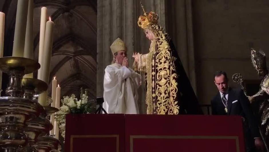 Sevilla: La Virgen de la Victoria de la hermandad de Las Cigarreras ya está coronada.