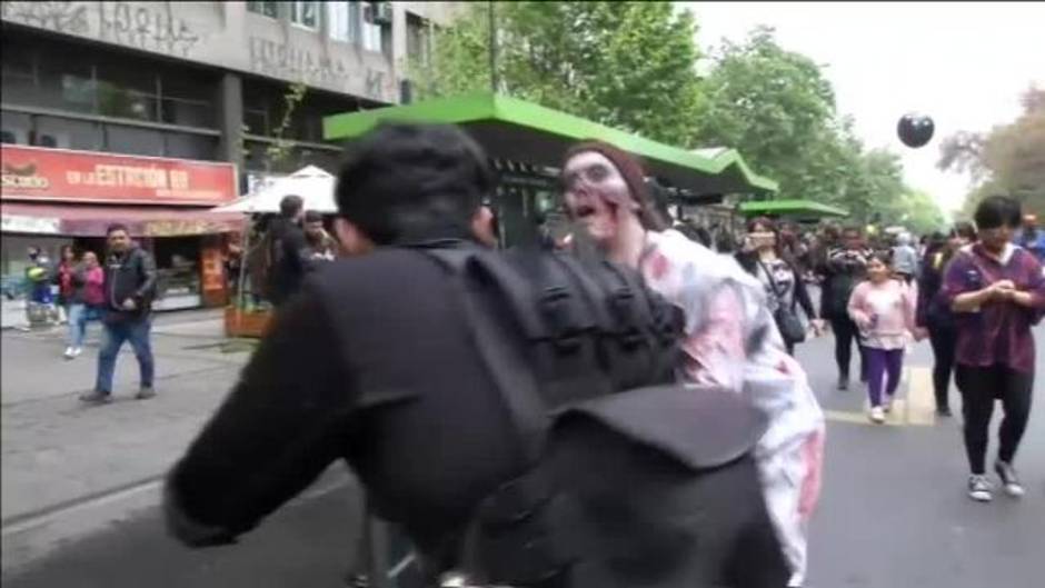 Cientos de 'zombies' toman las calles de Santiago de Chile