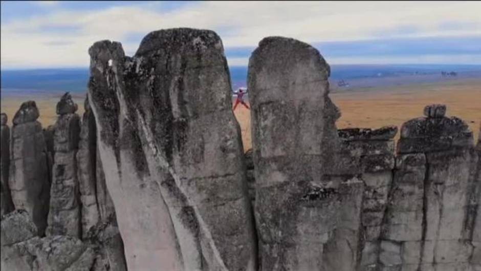 El escalador austriaco Kilian Fischhuber se adentra en la ciudad de granito de Ulakhan-Sis, Siberia