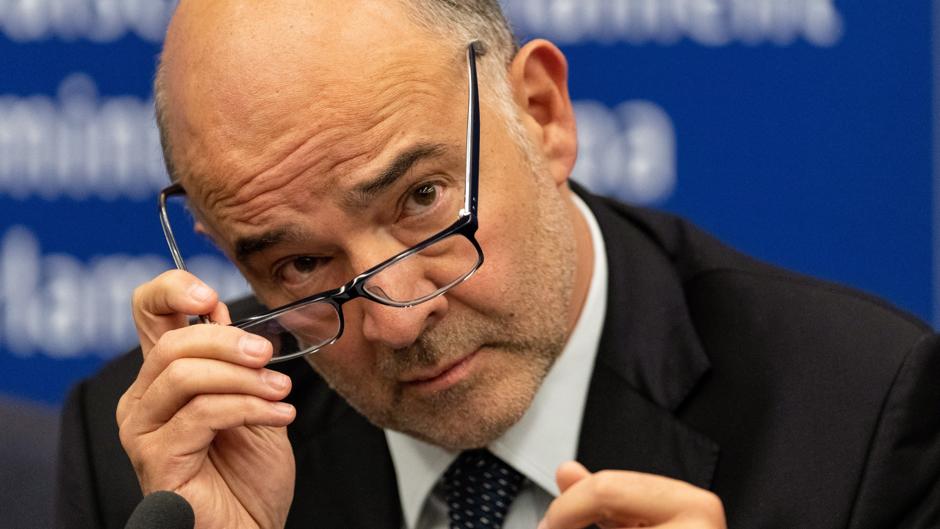 Vídeo: Un miembro de La Liga pisotea los papeles de Moscovici