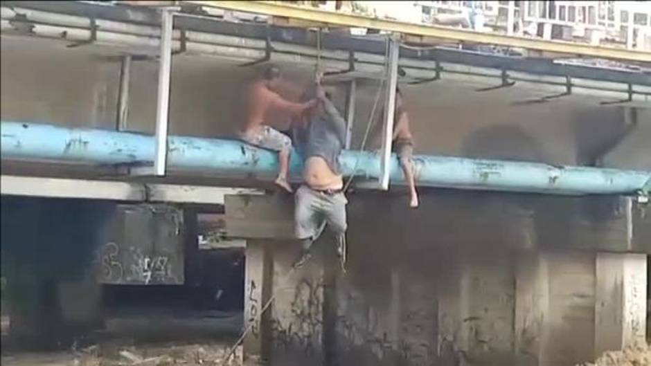 Espectacular rescate a un hombre que estaba siendo arrastrado por la corriente de un arroyo en México