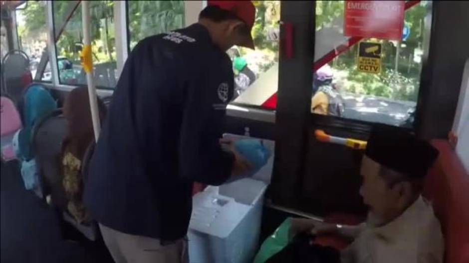 Desplazarse en autobús por Indonesia sale gratis a cambio de cinco botellas de plástico