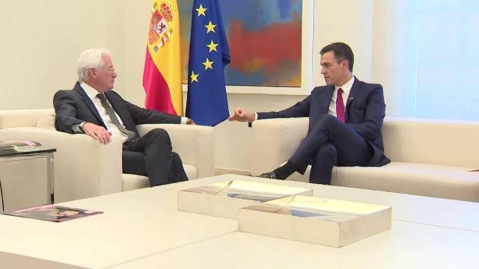 Pedro Sánchez recibe a Richard Gere en La Moncloa