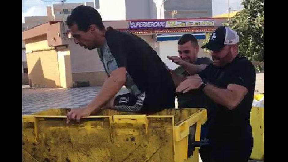 Meten a un hombre en un contenedor de envases y lo arrojan a la basura en La Línea