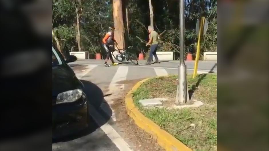 Un camionero agrede con un martillo a un ciclista en Pontevedra: «Ven aquí que te mato»