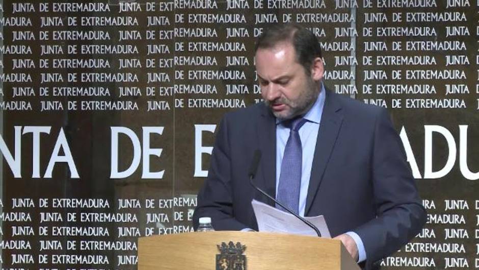 Ábalos anuncia un "impulso a licitaciones" de AVE extremeño