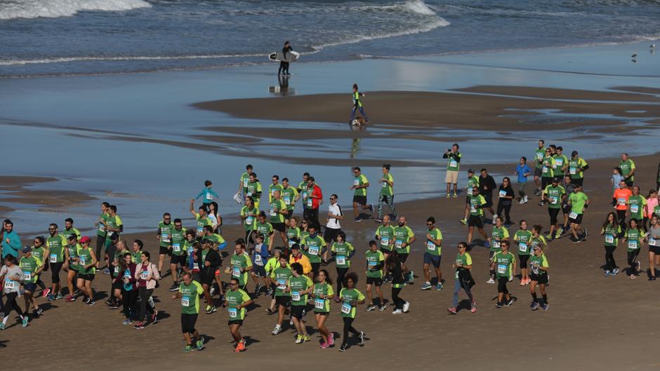 VÍDEO: Cádiz sale a la playa en la V Carrera contra el Cáncer