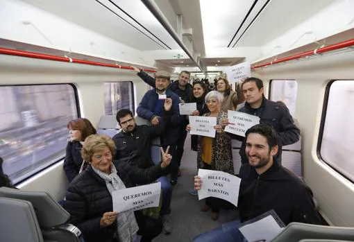 Protesta por el precio de los billetes del cercanías de Córdoba
