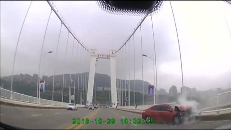 Fallecen 13 ocupantes de un autobús que se precipitó por un puente en China