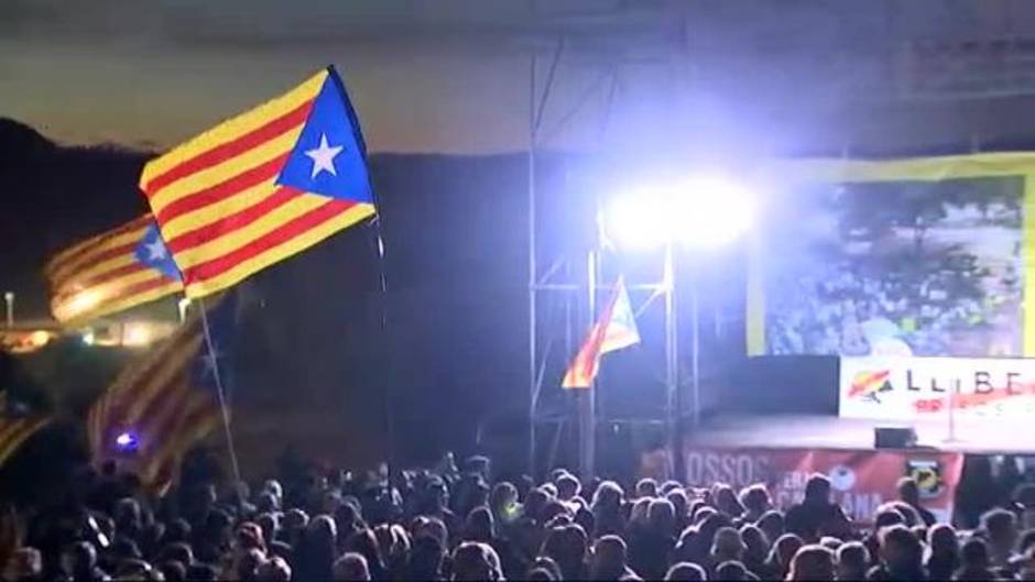 Protestas a las puertas de la prisión de Lledoners por la acusación de la Fiscalía