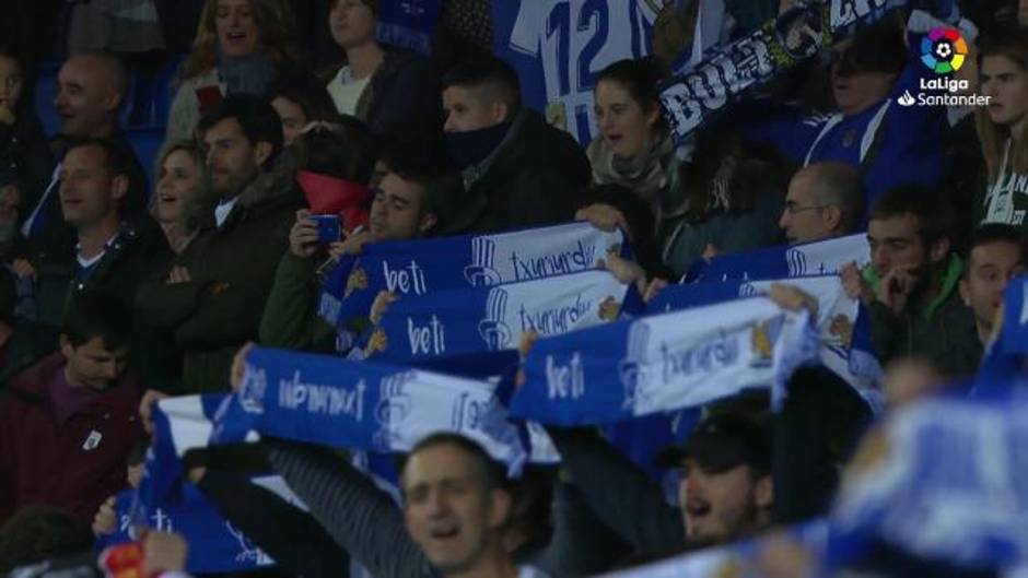 Afición cantando el nuevo himno de la Real Sociedad ante el Sevilla (0-0)