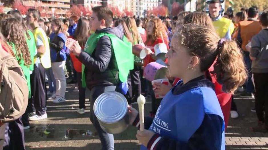 Alumnos vizcaínos protagonizan una batucada solidaria con la ONU