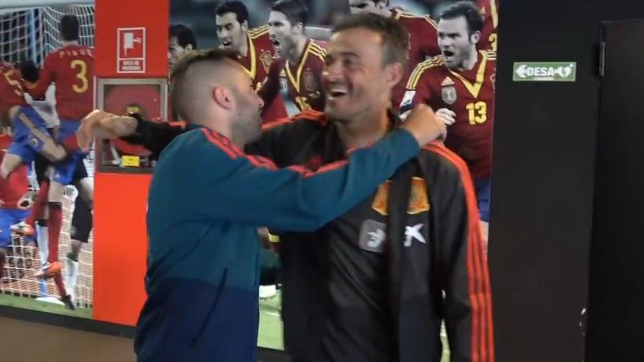 El tibio abrazo entre Jordi Alba y Luis Enrique