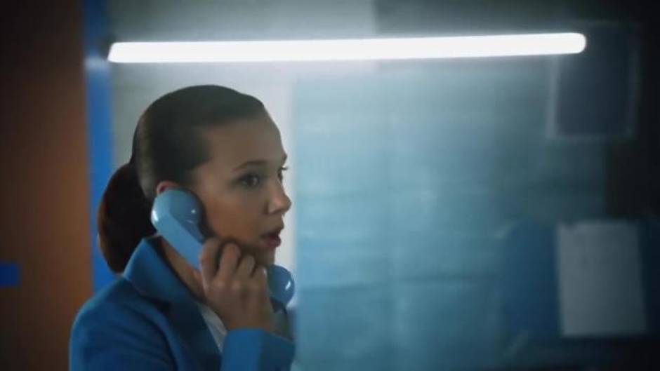 Millie Bobby Brown se pinta de azul en favor de los niños