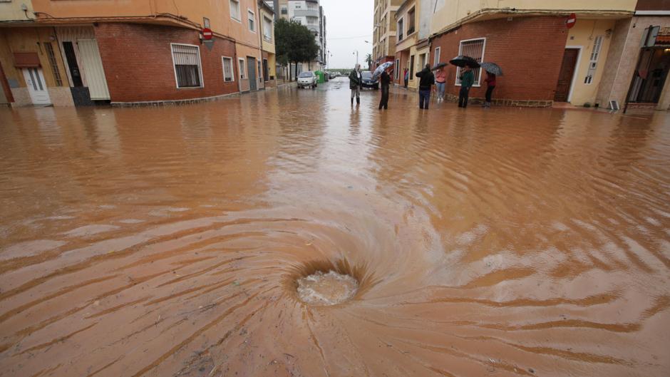 Tensión en un autobús de la EMT al recorrer calles inundadas en Valencia