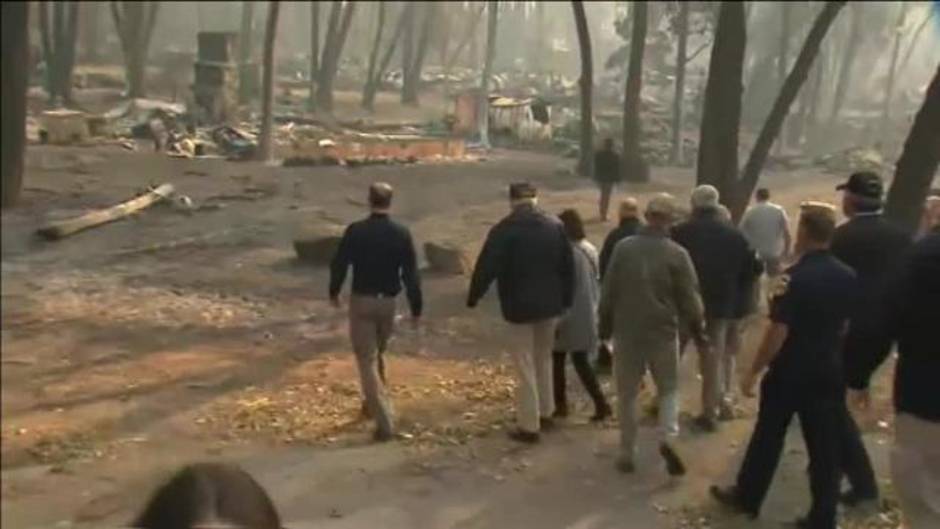 Trump visita la localidad californiana de Paraíso tras ser arrasada por las llamas