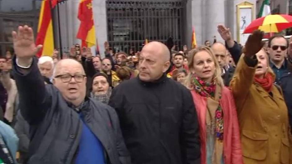 Tres activistas de Femen irrumpen en una marcha falangista en Madrid