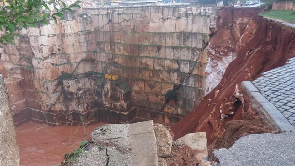 Un corrimiento de tierras provoca el desplome de varios vehículos en la zona de Évora