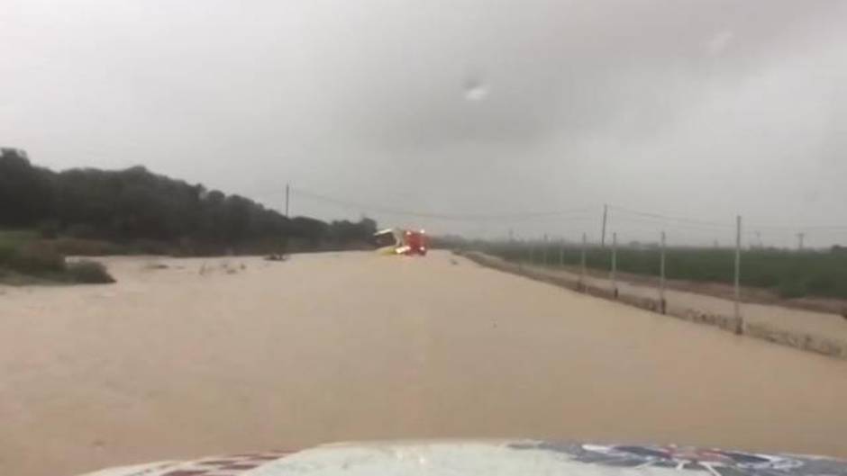 Rescatan a 70 niños atrapados en un autobús escolar por las lluvias