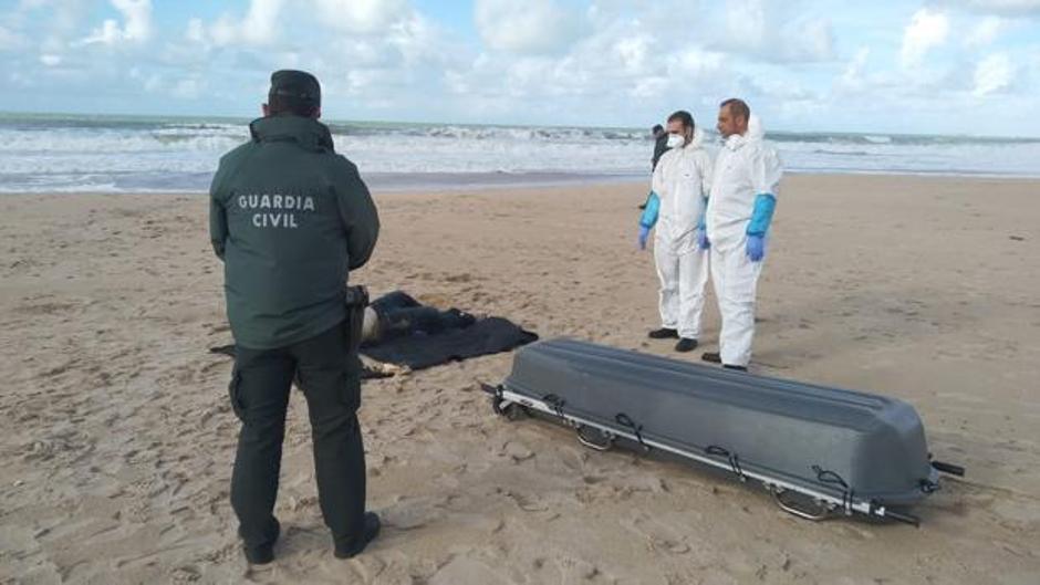 El mar arrastra hasta Chiclana dos nuevos cadáveres de la patera de los Caños