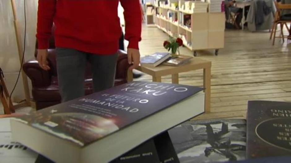 Un niño chino de 12 años lee durante horas en una librería de Barcelona