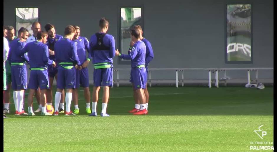 Pasillitos a Joaquín, Barragán, Guardado y Diego González en el entrenamiento del Betis