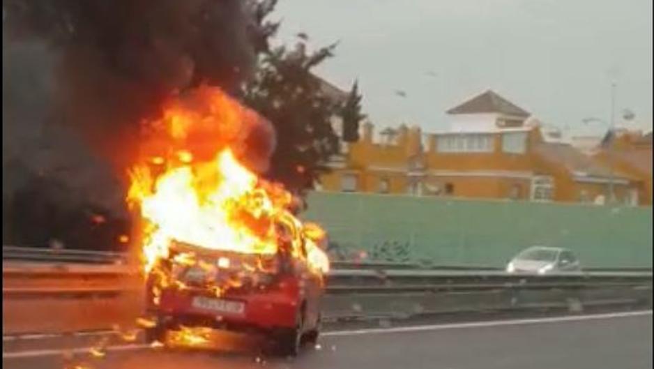 Abandona su vehículo ardiendo en la carretera de acceso a San Fernando