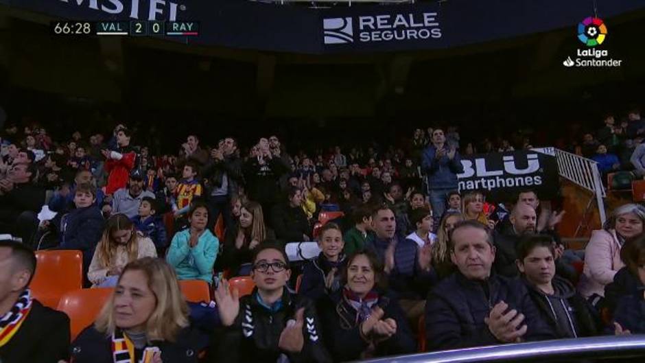 Ovación a Santi Mina en el Valencia 3 - 0 Rayo Vallecano