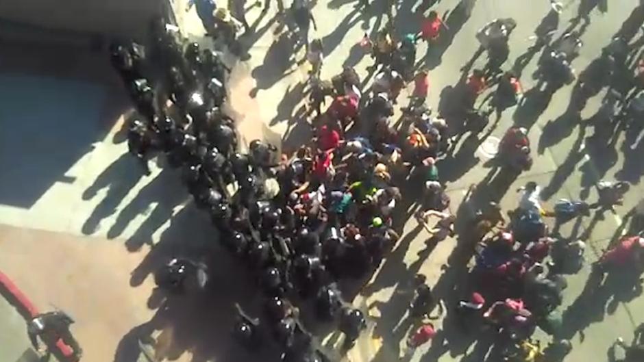 VÍDEO | La caravana de inmigrantes se agolpa en la frontera entre México y EE.UU.