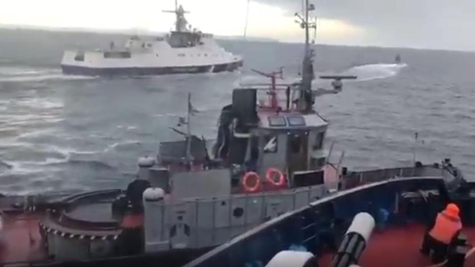 Así embistió un guardacostas ruso a un remolcador ucraniano en el estrecho de Kerch