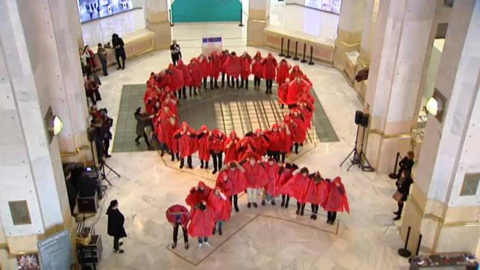 Madrid luce un gran lazo rojo en honor a la lucha contra el SIDA