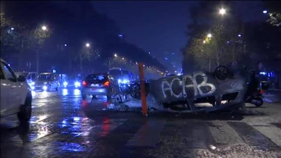 El centro de París, arrasado tras la batalla campal por la subida de los carburantes