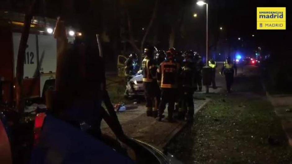 Un joven de 27 años muere al chocar su coche contra un árbol en Villaverde