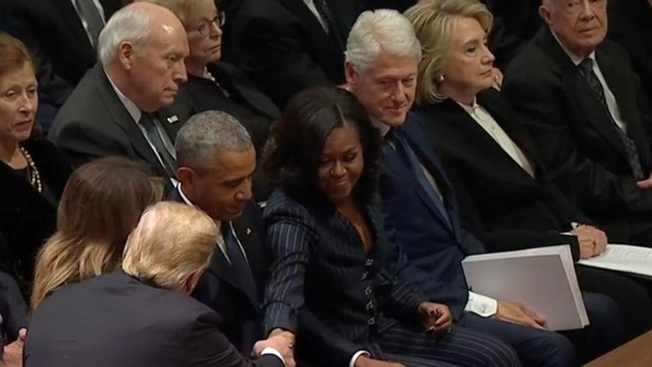 Trump se sienta junto a Obama y Clinton en el funeral de George H. W. Bush