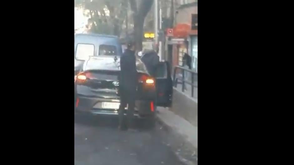 Un conductor de VTC orina en plena calle mientras recoge a un cliente