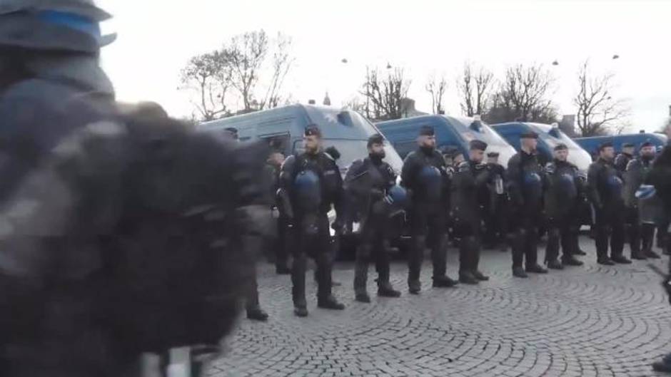 Al menos 354 'chalecos amarillos' detenidos en París