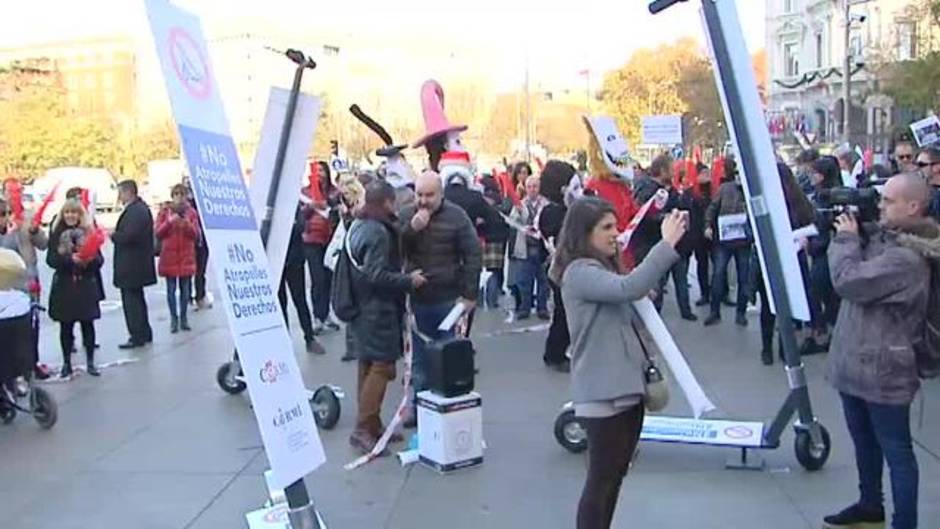 Las personas con discapacidad protestan por unas aceras sin patinetes, ni obstáculos