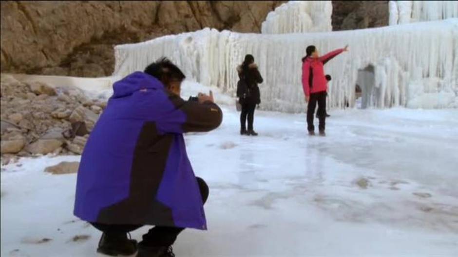 Las bajas temperaturas en China congelan una catarata