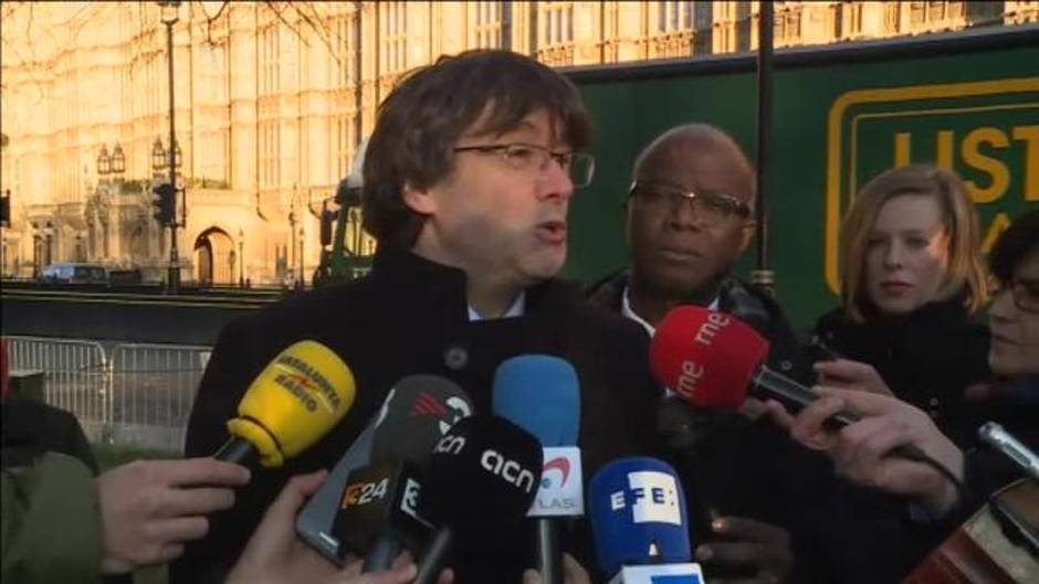 Puigdemont: "El 1 de octubre derrotamos al Estado español, que sí iba encapuchado"