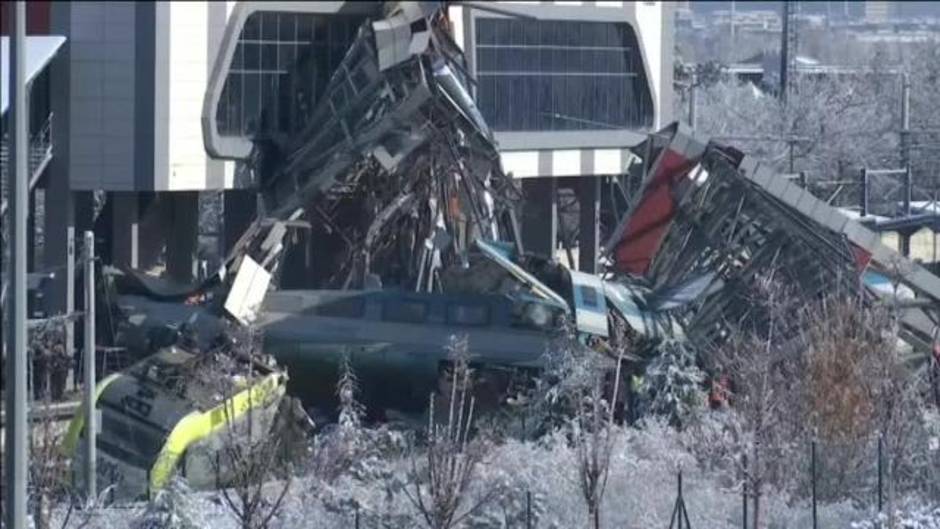 El trágico accidente de tren en Turquía captado por las cámaras de seguridad