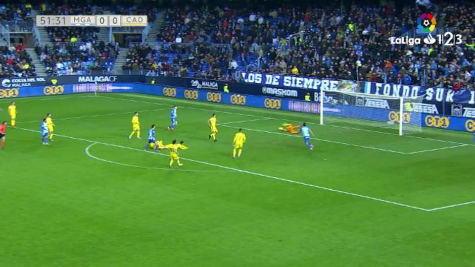 Polémica: los jugadores del Cádiz reclaman penalti en una jugada ante el Málaga