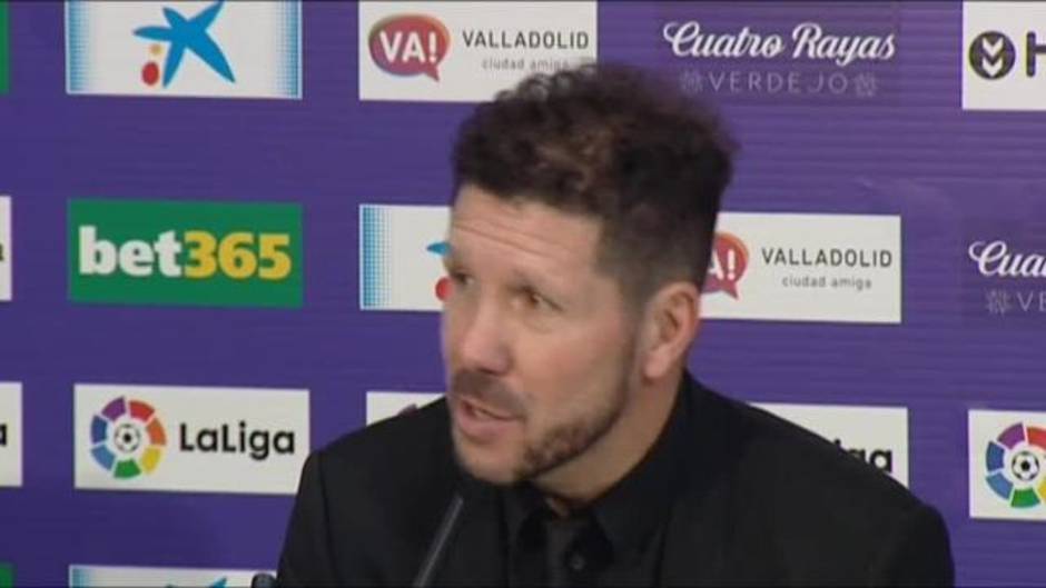 Simeone celebra la trabajada victoria del Atlético ante el Valladolid