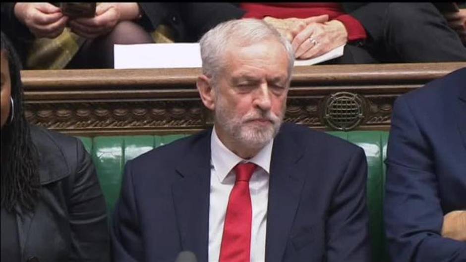 Jeremy Corbyn llama supuestamente "mujer estúpida" a Theresa May en su enésimo rifirrafe